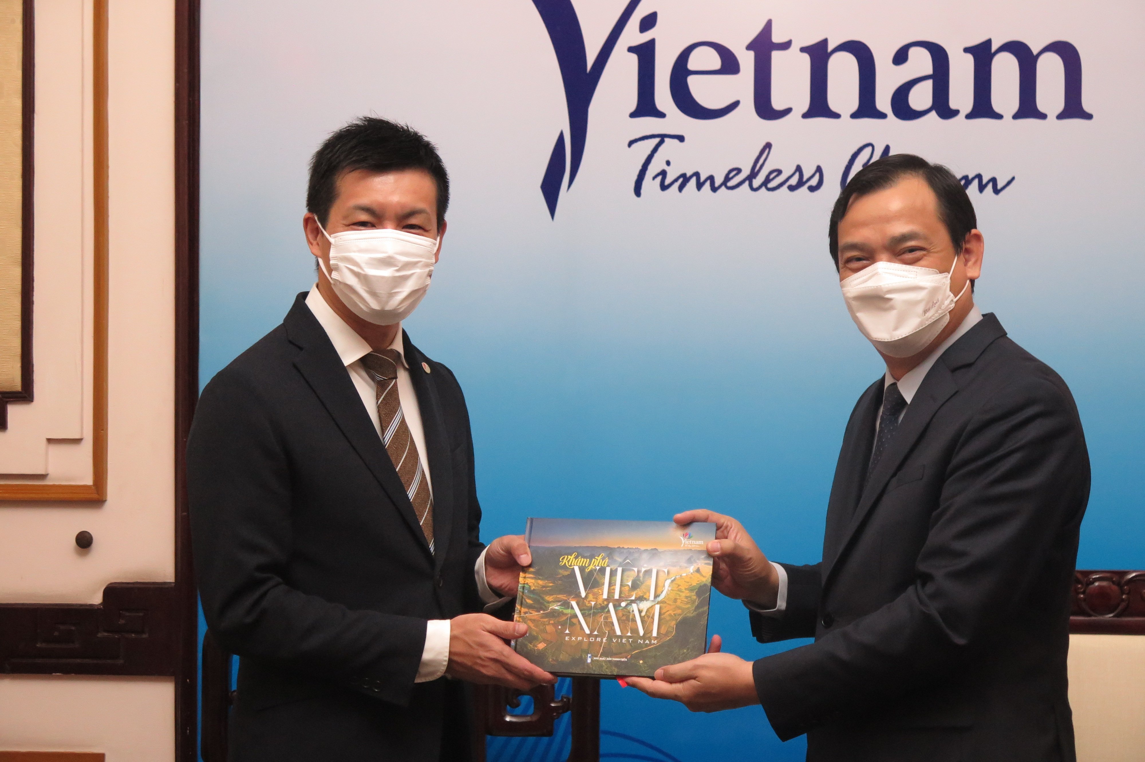 Tổng cục trưởng Tổng cục Du lịch Nguyễn Trùng Khánh tặng quà lưu niệm cho ông Yoshida Kenji